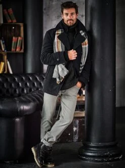 Kurator-Wollrolli -Modekleidung Geschäft EC23 7559 DE