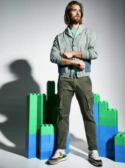 Valentinos Cargo -Modekleidung Geschäft EC24 6492 DF