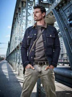 Tiefgründige Jeansjacke -Modekleidung Geschäft EC24 6684 DE 1