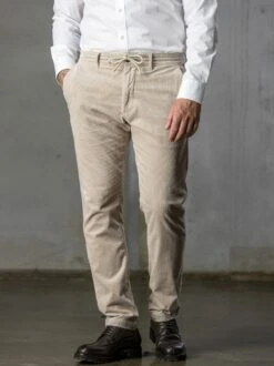 Geschichten-Cordchino -Modekleidung Geschäft EC24 6782 DB