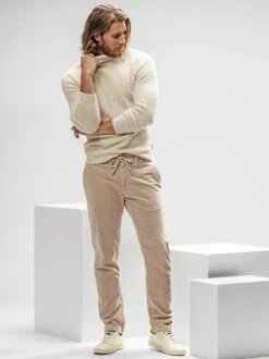 Geschichten-Cordchino -Modekleidung Geschäft EC24 6782 DE