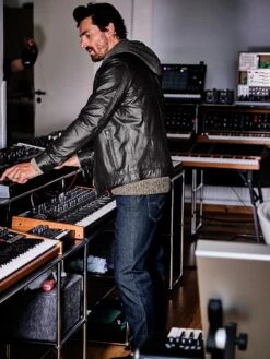 Momentum-Lederjacke -Modekleidung Geschäft EC24 7140 DF 1