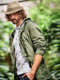 Urbaner Sommerparka -Modekleidung Geschäft EC24 7649 DE