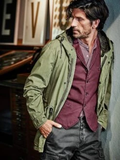 Urbaner Sommerparka -Modekleidung Geschäft EC24 7649 DF