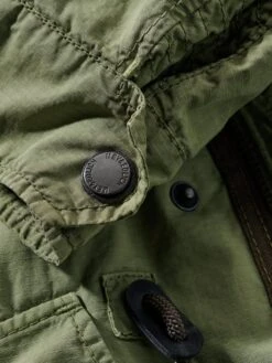 Urbaner Sommerparka -Modekleidung Geschäft EC24 7649 DJ