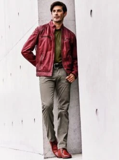 Die Rote Lederjacke -Modekleidung Geschäft EC24 7654 DD