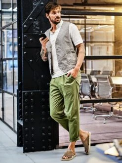 Pordenone-Weste -Modekleidung Geschäft EC24 7960 DD