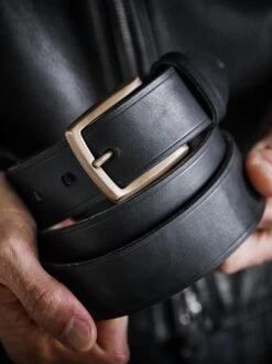 Der Bronze-Gürtel -Modekleidung Geschäft EC29 4712 DF